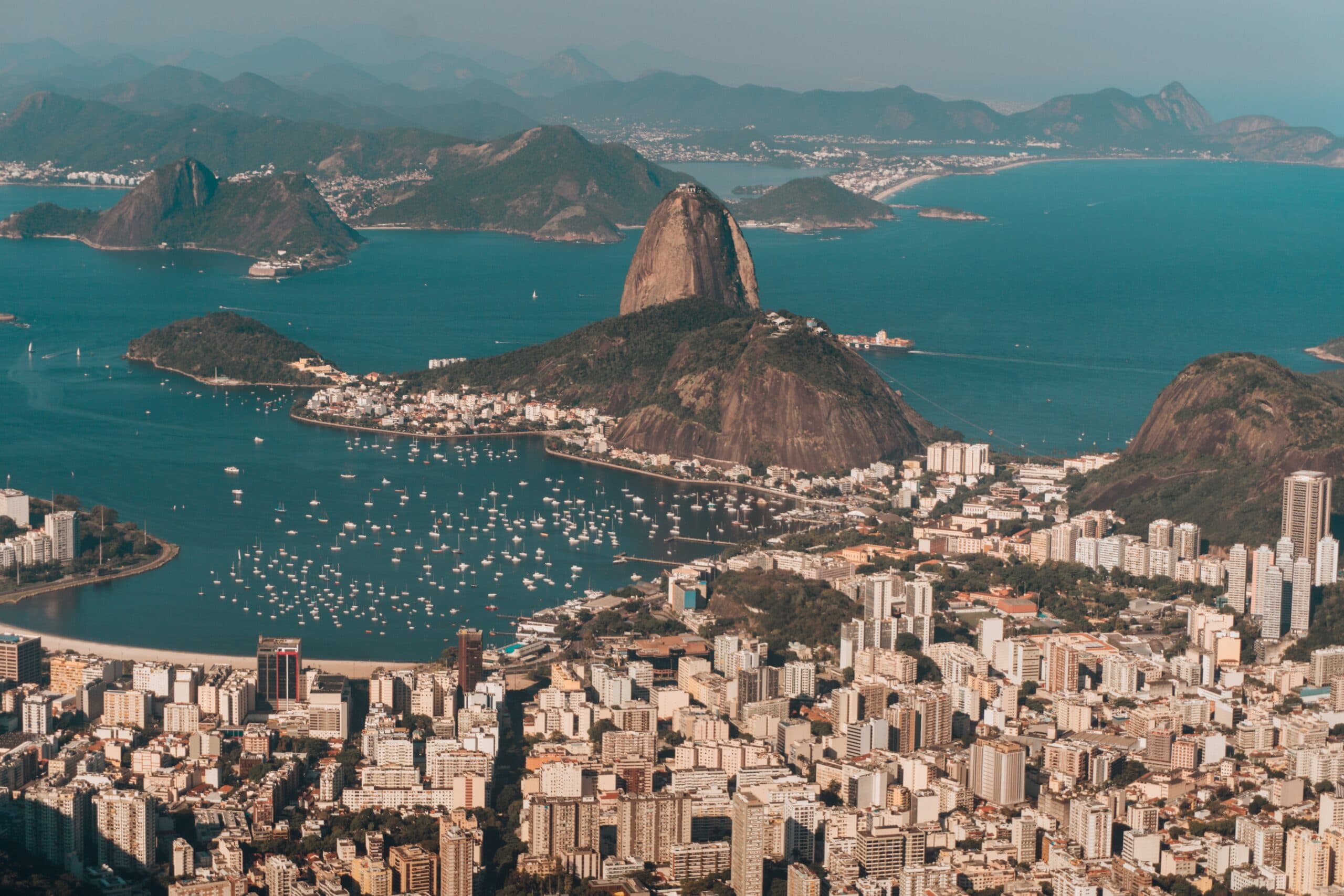 Vista aérea do Rio de Janeiro com mar, montanhas e cidade